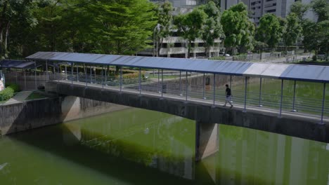Punto-De-Vista-De-Un-Hombre-Caminando-Sobre-Un-Puente-Vinculado-A-La-Zona-Residencial-De-Viviendas,-Ah-Hood-Gardens,-Balestier,-Singapur
