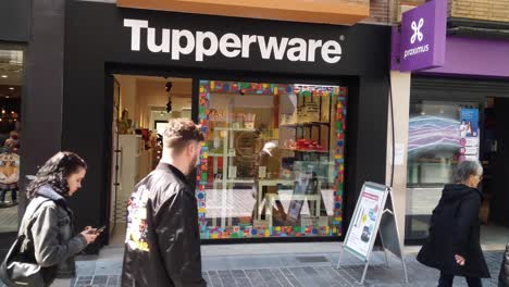 Tupperware-Laden-In-Der-Einkaufsstraße---Oostende,-Belgien