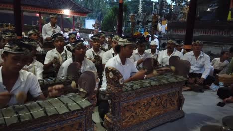 Toma-Manual-De-Músicos-Tocando-Gamelan-Semar-Pegulingan-Conjunto-De-Música-Tradicional-De-Bali,-Indonesia-En-La-Ceremonia-Hindú-Del-Templo.