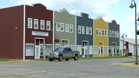 Una-Hilera-De-Coloridos-Edificios-Comerciales-En-El-Centro-De-Sexsmith-Alberta