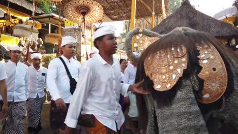 Barong,-Ein-Mystisches-Wesen,-Marschiert-In-Einer-Prozession-Bei-Der-Zeremonie-Im-Balinesischen-Hindu-Tempel,-Indonesien,-Bei-Einer-überfüllten-Religiösen-Veranstaltung-Im-Freien