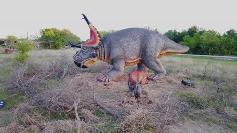 Dinosaurios-Animatrónicos-Diabloceratops-En-El-Parque-Prehistórico.
