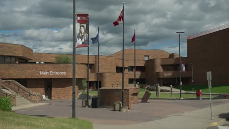 Haupteingang-Des-GPRC-Campus-Des-Grande-Prairie-Regional-College-Mit-Im-Wind-Wehenden-Fahnen