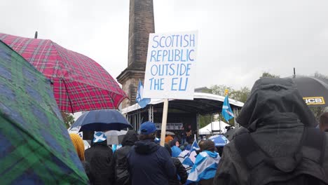 Ein-Mann-Hält-Ein-Schild-Der-Schottischen-Republik-Im-Regen