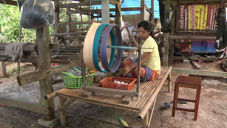 Plano-Amplio-De-Hilo-Tradicionalmente-Femaile-En-Tailandia---Kanchanaburi