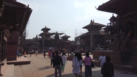 Schwenk-In-Patan-Tempeln-Mit-Spaziergängern-Und-Besuchern,-Einheimischen-Und-Ausländern-An-Sonnigen-Tagen,-Kathmandu,-Nepal