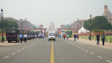 Busy-road-of-Kartavya-Path-during-parliament-session,-people-walking-across-the-street,-New-Delhi-hazardous-and-poor-air-quality,-low-visibility,-grey-smog-sky,-India