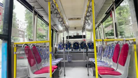 Leerer-Sitz-Im-öffentlichen-Busverkehr,-Der-Auf-Der-Straße-Fährt