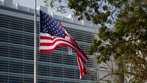 Central-Islip-New-York-Federal-Courthouse-Außenaufnahme-Der-Flagge-Mit-Gebäude-Im-Hintergrund