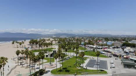 Drone-shot-over-the-Windward-Plaza,-in-Venice-beach,-sunny-day-in-Los-Angeles,-USA