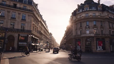 Blick-Auf-Die-Straße-Des-Geschäftsviertels-Im-Stadtzentrum-Von-Paris,-Städtische-Fahrräder-Und-Vorbeifahrende-Fußgänger