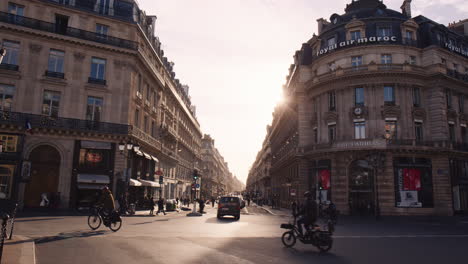 Vista-De-La-Calle-Del-Distrito-Comercial-Del-Centro-De-París,-Bicicletas-Urbanas-Y-Peatones-Pasando