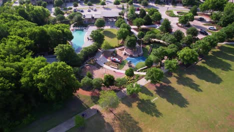 Luftaufnahmen-Des-Explorationsparks-Und-Des-Gemeinschaftspools-Im-Union-Park-In-Aubrey,-Texas