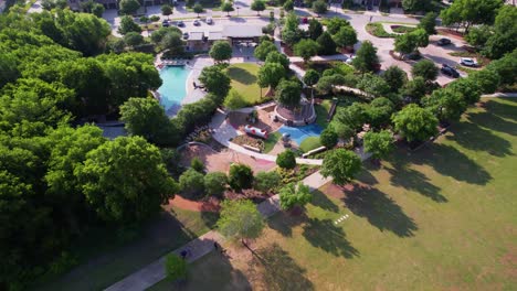 Imágenes-Aéreas-Del-Parque-De-Exploración-Y-De-La-Piscina-Comunitaria-De-Union-Park-En-Aubrey,-Texas