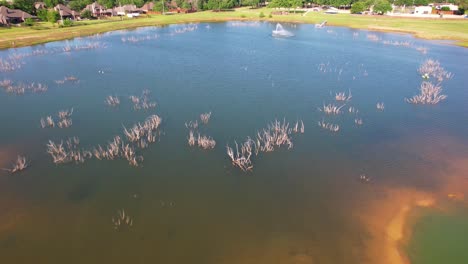 Luftaufnahmen-Eines-Teiches-Im-Waldpark-In-Krugerville,-Texas