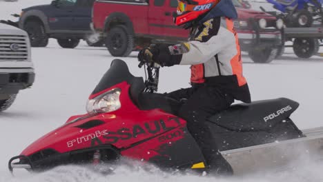 Polaris-Rmk-800-Corriendo-Con-Nieve-Volando-En-Cámara-Lenta