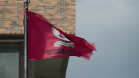 Grande-Prairie-Regional-College-GPRC-Flagge-Weht-Im-Wind