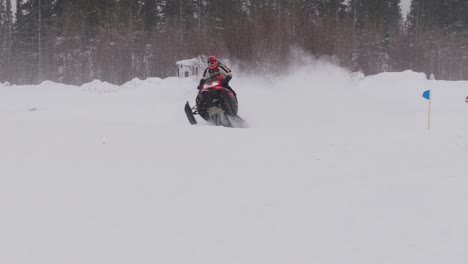 Polaris-RMK-800-Schneemobil-Rast-In-Zeitlupe-über-Hügel