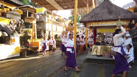 Las-Mujeres-Balinesas-Llevan-Ofrendas-Sobre-Sus-Cabezas-Caminando-En-La-Ceremonia-Del-Templo-Hinduismo-En-Bali,-Indonesia,-Vistiendo-Traje-Blanco-Kebaya