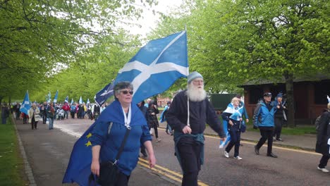Schottische-Anhänger-Marschieren-In-Glasgow-Grün-Für-Die-Unabhängigkeit-Schottlands