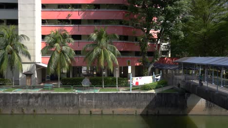 Punto-De-Vista-De-La-Zona-Residencial-De-Viviendas-En-Ah-Hood-Gardens,-Barrio-HDB,-Y-Un-Puente-Conectado-A-La-Calle-Opuesta-En-Balestier,-Singapur.