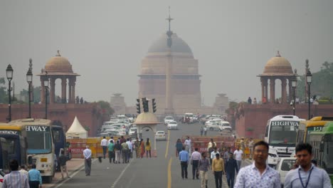 Concurrida-Carretera-De-Kartavya-Durante-La-Sesión-Del-Parlamento,-Gente-Caminando-Por-La-Concurrida-Calle,-Nueva-Delhi-Mala-Calidad-Del-Aire,-Baja-Visibilidad,-Cielo-Gris-Con-Smog,-India