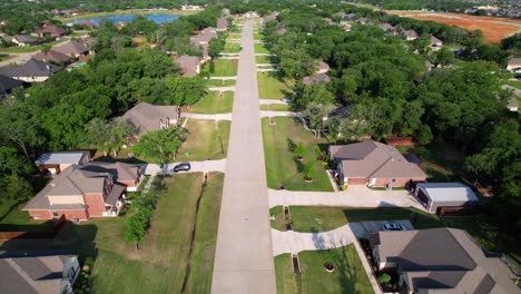 Imágenes-Aéreas-Sobrevolando-El-Barrio-De-Krugerville,-Texas.