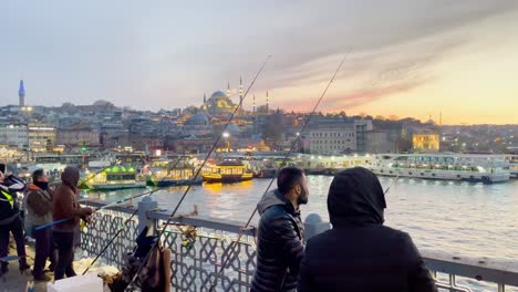 Goldener-Istanbul-Sonnenuntergang-Auf-Der-Galata-Brücke-Mit-Blick-Auf-Den-Bosporus-Und-Die-Moschee