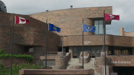 Edificio-Gprc-Del-Colegio-Regional-Grande-Prairie-Con-Banderas