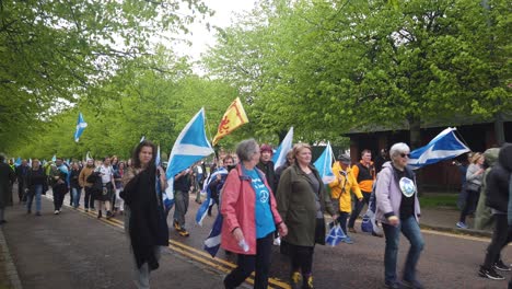 Demonstranten-Marschieren-Durch-Glasgow-Green-Für-Die-Unabhängigkeit-Schottlands