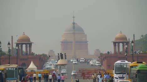 Carretera-Transitada-De-Kartavya-Durante-La-Sesión-Del-Parlamento,-Gente-Caminando-Por-La-Calle,-Nueva-Delhi-Mala-Calidad-Del-Aire,-Baja-Visibilidad,-Cielo-Gris-Con-Smog,-India