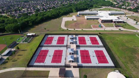 Luftaufnahmen-Von-Tennisplätzen-An-Der-Ray-Braswell-High-School-In-Aubrey,-Texas