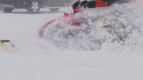 Der-Polaris-Schneemobilrennfahrer-Fährt-In-Zeitlupe-In-Die-Kurve,-Während-Jede-Menge-Schnee-Herausfliegt