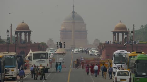 Delhi-Police-barricade-the-road-of-Kartavya-Path-during-parliament-session-for-security,-New-Delhi-poor-air-quality,-low-visibility,-grey-smog-sky,-India