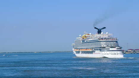 Ein-Riesiges-Luxuskreuzfahrtschiff,-Das-Vom-Hafen-Von-Miami-Aus-Segelt,-Nahaufnahme-Eines-Videohintergrunds-In-4K-|-Carnival-Vista-Kreuzfahrtschiff-Segelt-Vom-Hafen-In-Richtung-Des-Ikonischen-Blicks-Auf-Das-Meer