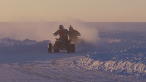 ATV-Vierradrennen-Auf-Der-Eisbahn-Im-Winter-In-Zeitlupe