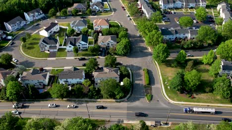 Vista-Aérea-De-La-Calle-Principal-Y-Algunas-Viviendas-Suburbanas-En-Sayreville,-Nueva-Jersey.