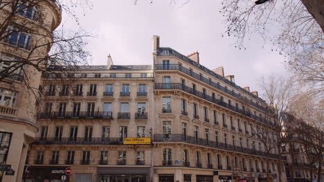 Arquitectura-De-París,-Vista-Urbana-De-La-Calle-Del-Edificio-De-Estilo-Francés-Y-Apartamentos-En-La-Capital-De-Francia.