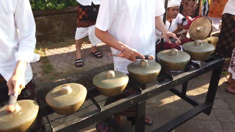 Balinese-Musicians-Play-Interlocking-Rhythm-Gamelan-Music-of-Indonesia-at-Temple-Ceremony-Outdoors,-Bali