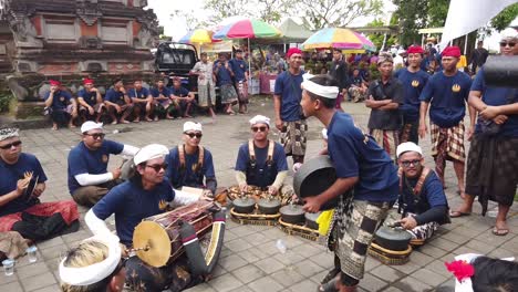Eine-Junge-Gruppe-Spielt-Gamelan-Musik-In-Einer-Farbenfrohen-Hindu-Zeremonie-Im-Bali-Tempel-Mit-Gongs-Und-Trommeln-Neben-Der-Indonesischen-Flagge