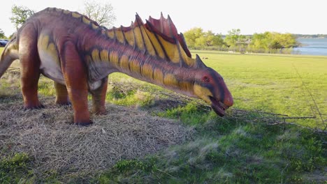 Video-Eines-Animatronischen-Armargasaurus-Im-Prähistorischen-Park-Im-Meadowmere-Park-Am-Lake-Grapevine-In-Grapevine,-Texas