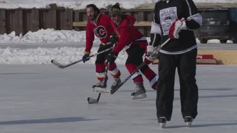 Zeitlupenaufnahme-Eines-Eishockeyspielers,-Der-Den-Puck-Beim-Teichhockeyturnier-Handhabt