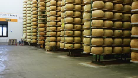Parmigiano-Reggiano-Parmesankäse-Fabrik-Lagerung-Schlafen-12-24-48-72-Monate-Reifung-Räder-Verwandelt-Sich-In-Ein-Luxus-Exportprodukt-Für-Italien