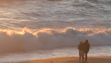 Nettes-Paar,-Das-Während-Des-Sonnenuntergangs-Am-Strand-Fotos-Macht
