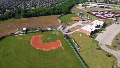 Luftaufnahmen-Von-Zwei-Baseballfeldern-Der-Ray-Braswell-High-School-In-Aubrey,-Texas