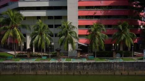 Vista-De-La-Fachada-De-La-Zona-Residencial-De-Viviendas-En-Ah-Hood-Gardens,-El-Barrio-HDB-Y-Un-Gimnasio-Al-Aire-Libre-Debajo-De-La-Finca-En-Balestier,-Singapur