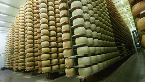 Fábrica-De-Queso-Parmesano-Parmigiano-Reggiano-Ruedas-De-Producción-De-Maduración