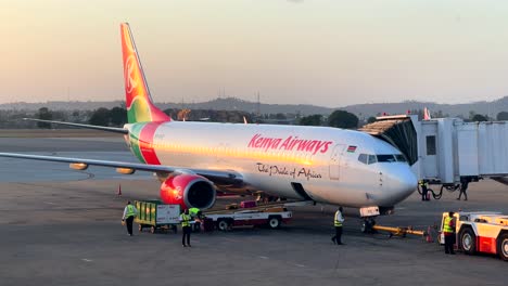 Flugzeug-Der-Kenya-Airways-Auf-Dem-Rollfeld-Des-Flughafens-Mombasa-Mit-Besatzung-Am-Boden