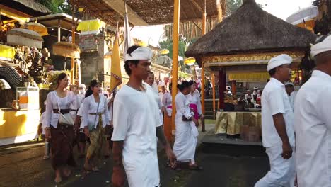 Los-Balineses-Caminan-En-Procesión-En-La-Ceremonia-Del-Templo-Hindú-Vistiendo-Trajes-Tradicionales.