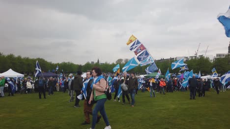 Weitwinkelaufnahme-Der-Schottischen-Unabhängigkeitsdemonstranten,-Die-In-Glasgow-Green-Ankommen